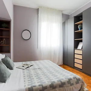 The Rent - Spacious One-bedroom In Moscova District Appartement